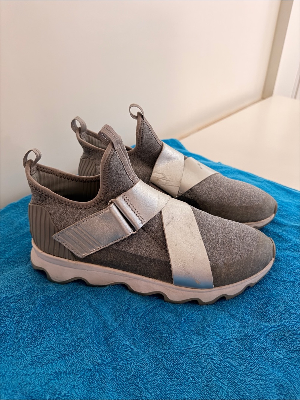 Sorel Kinetic Sneak Strap Women's Slip-On Sneakers Size 10.5 in Silver/Grey